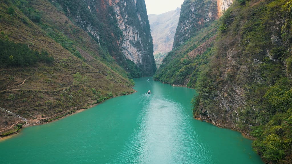 Scenic mountain landscape in Ha Giang Loop, Vietnam – travel cinematography by OnLoop Studio