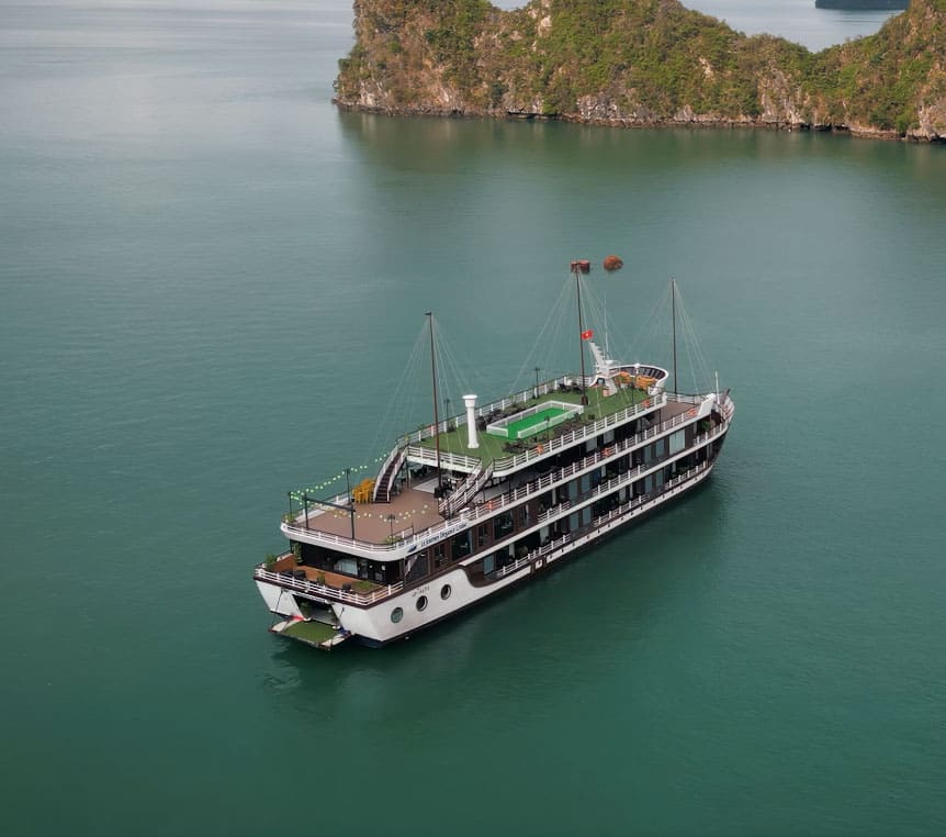 Luxury cruise in Ha Long Bay, Vietnam – cinematic travel project by OnLoop Studio