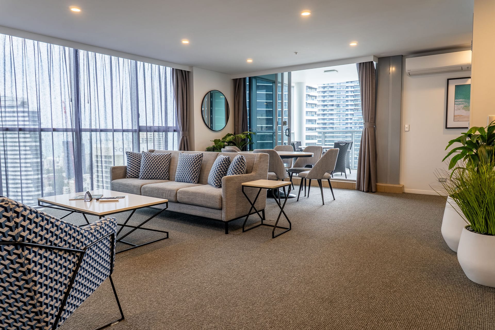 Luxury hotel suite in Broadbeach – Meriton Suites by OnLoop Studio