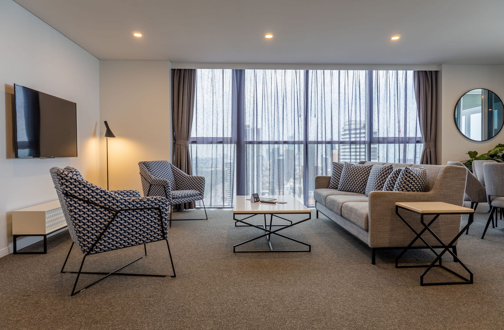 Luxury hotel suite in Broadbeach – Meriton Suites by OnLoop Studio