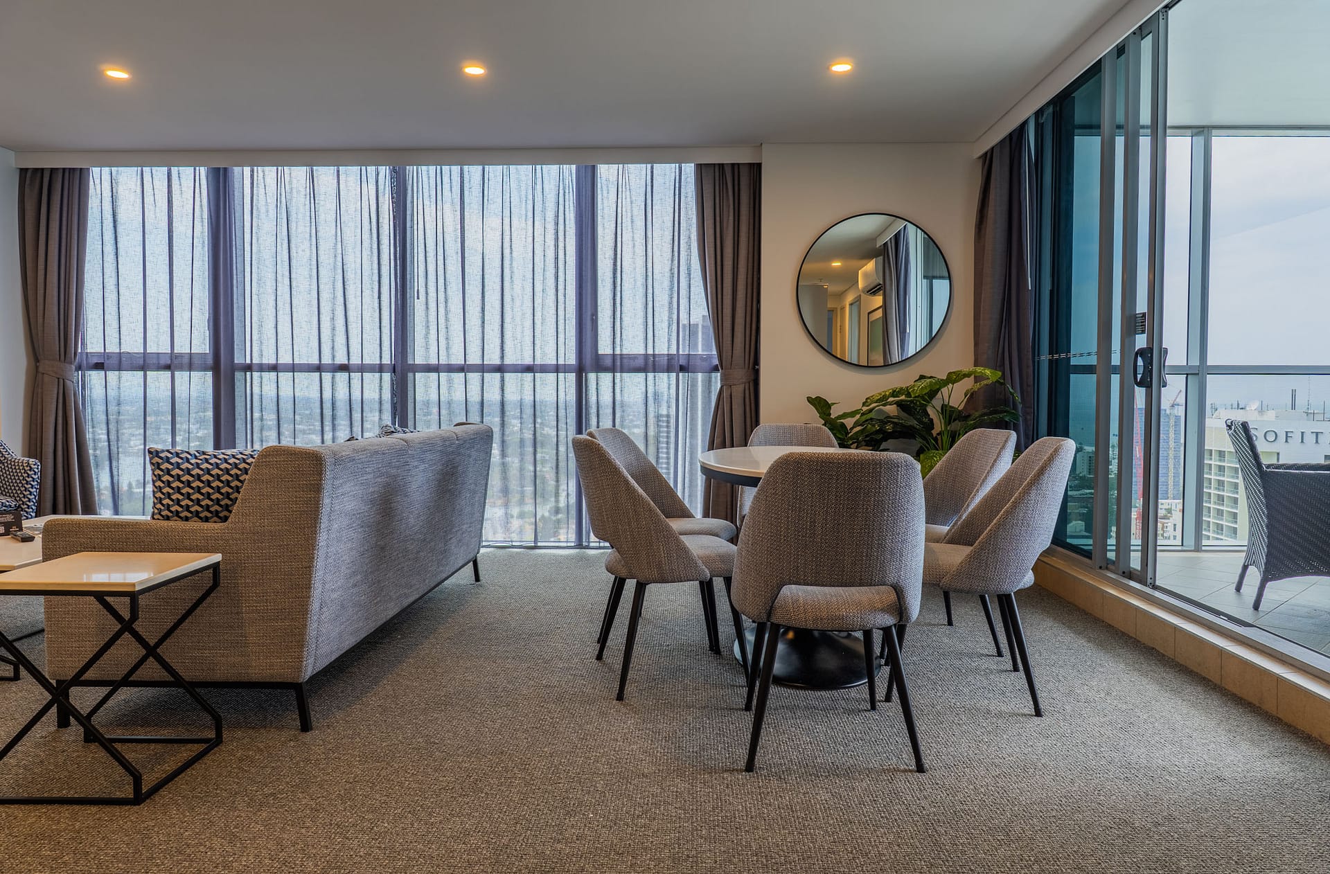 Luxury hotel suite in Broadbeach – Meriton Suites by OnLoop Studio
