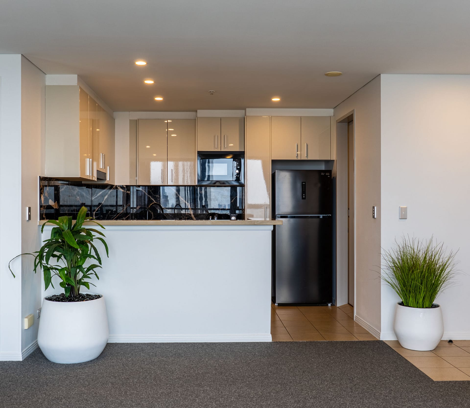 Luxury hotel suite in Broadbeach – Meriton Suites by OnLoop Studio