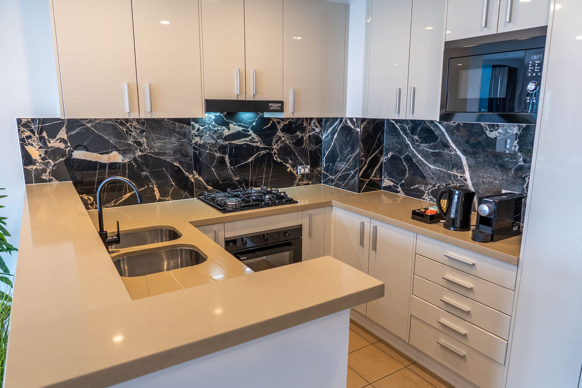 Luxury hotel suite in Broadbeach – Meriton Suites by OnLoop Studio