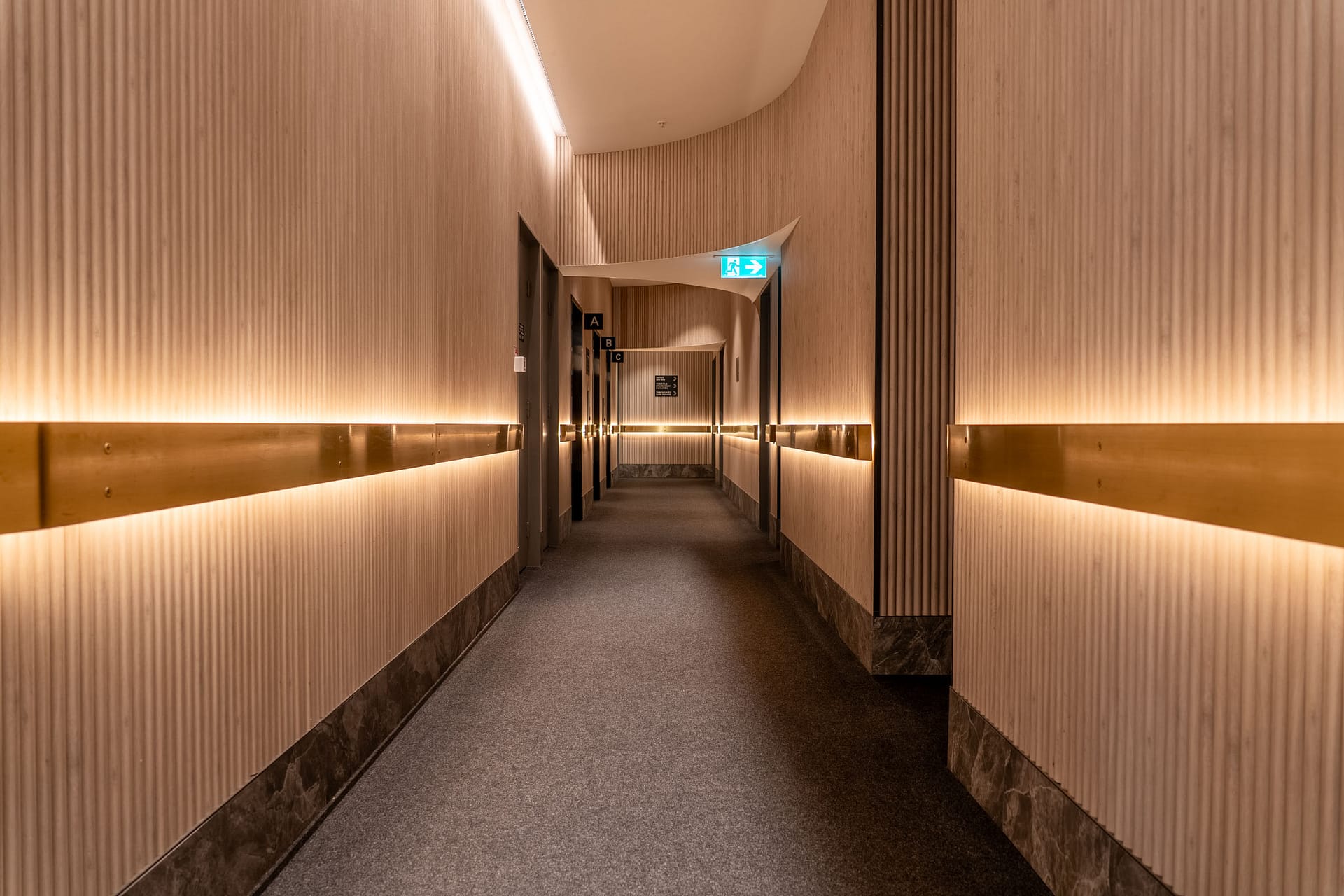 Luxury hotel suite in Broadbeach – Meriton Suites by OnLoop Studio