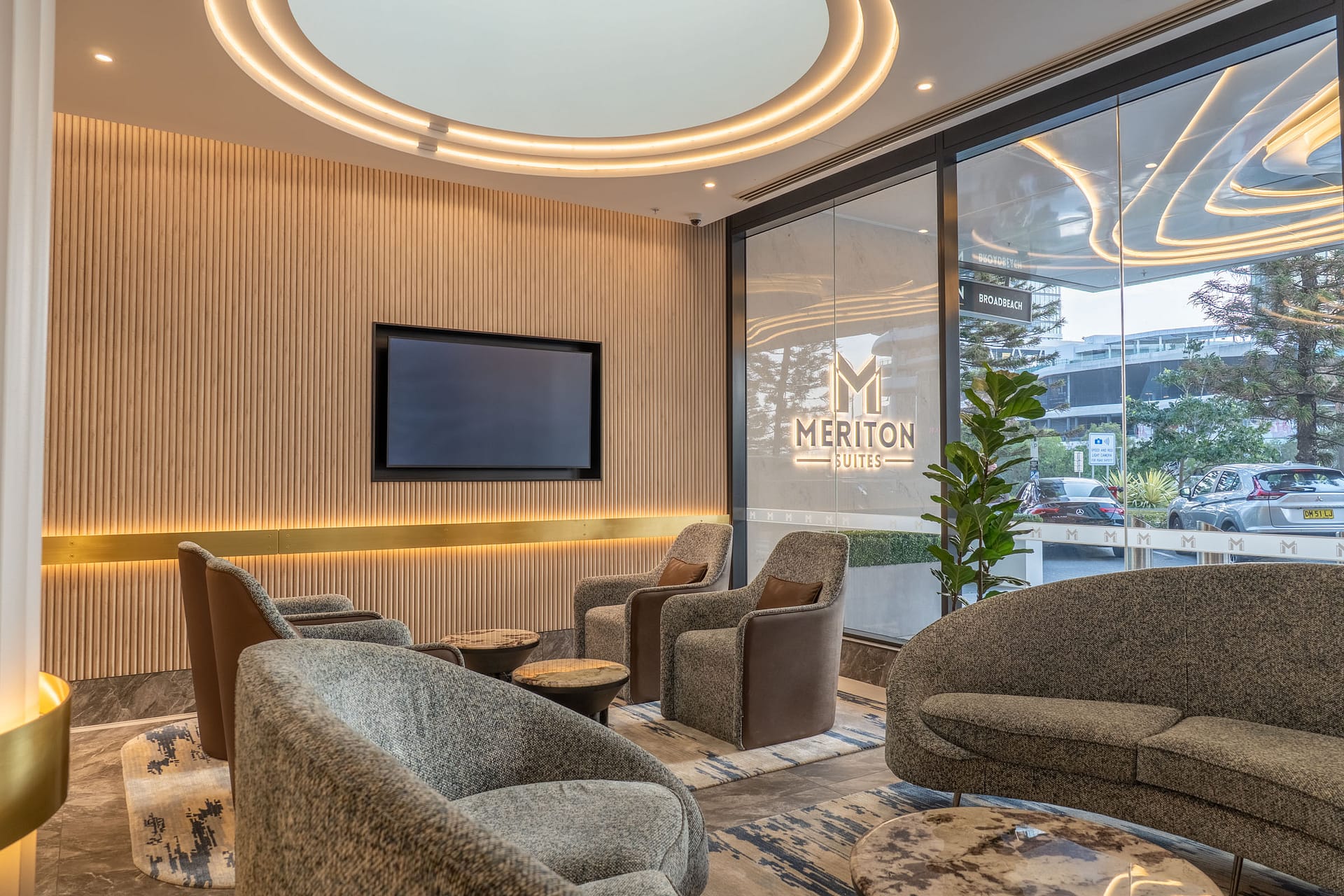 Luxury hotel suite in Broadbeach – Meriton Suites by OnLoop Studio