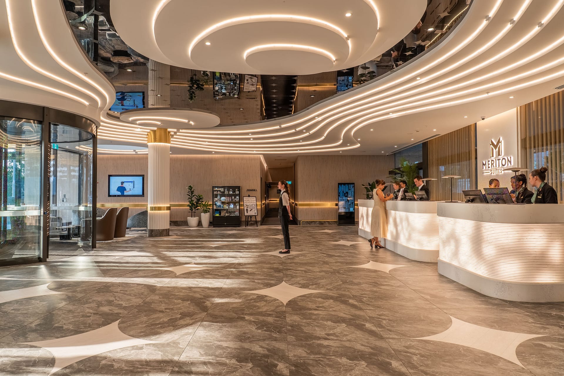 Luxury hotel suite in Broadbeach – Meriton Suites by OnLoop Studio