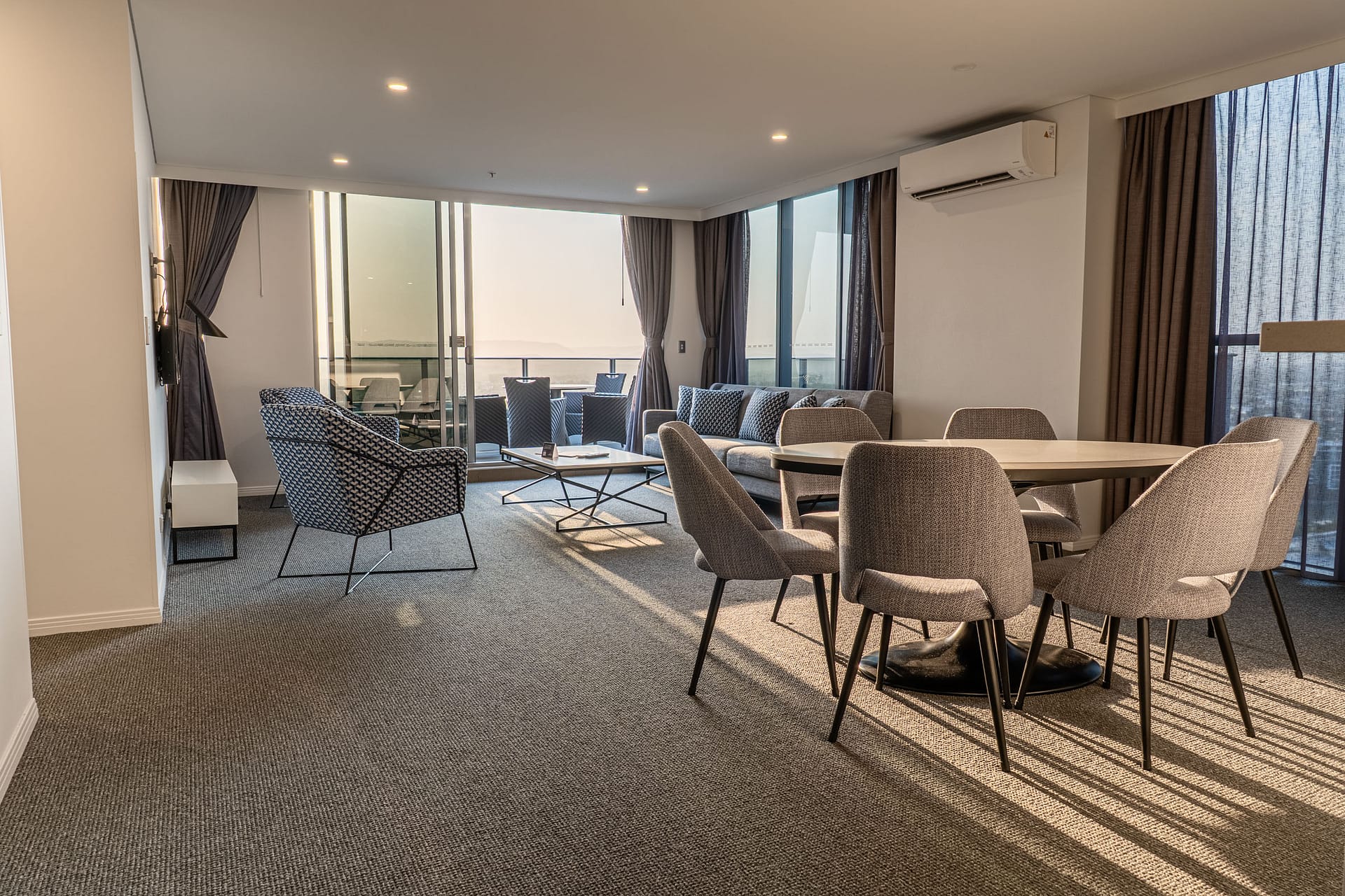 Luxury hotel suite in Broadbeach – Meriton Suites by OnLoop Studio