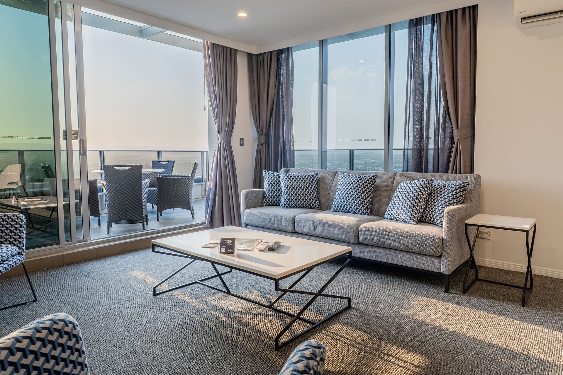 Luxury hotel suite in Broadbeach – Meriton Suites by OnLoop Studio