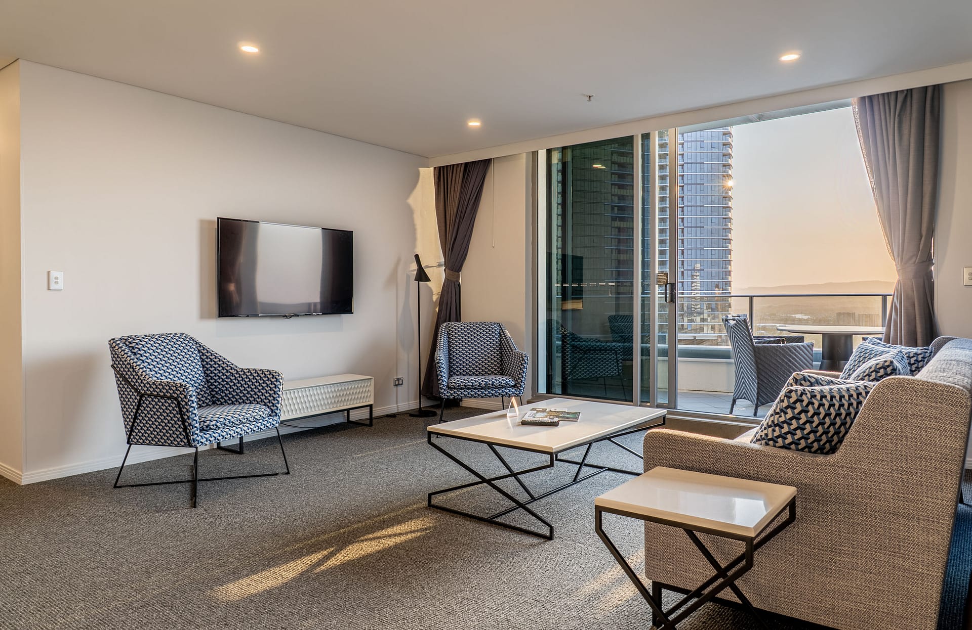 Luxury hotel suite in Broadbeach – Meriton Suites by OnLoop Studio