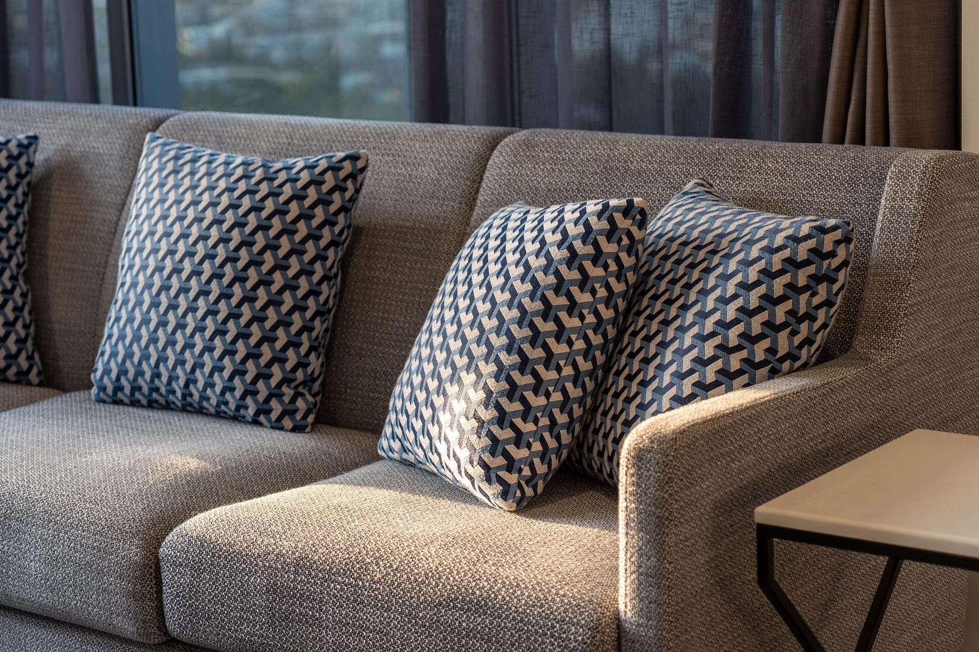 Luxury hotel suite in Broadbeach – Meriton Suites by OnLoop Studio