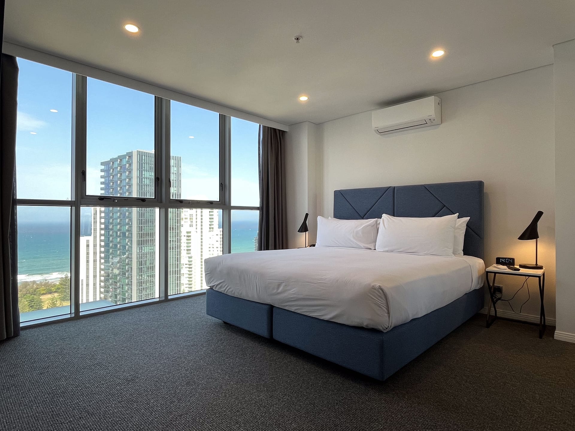 Luxury hotel suite in Broadbeach – Meriton Suites by OnLoop Studio