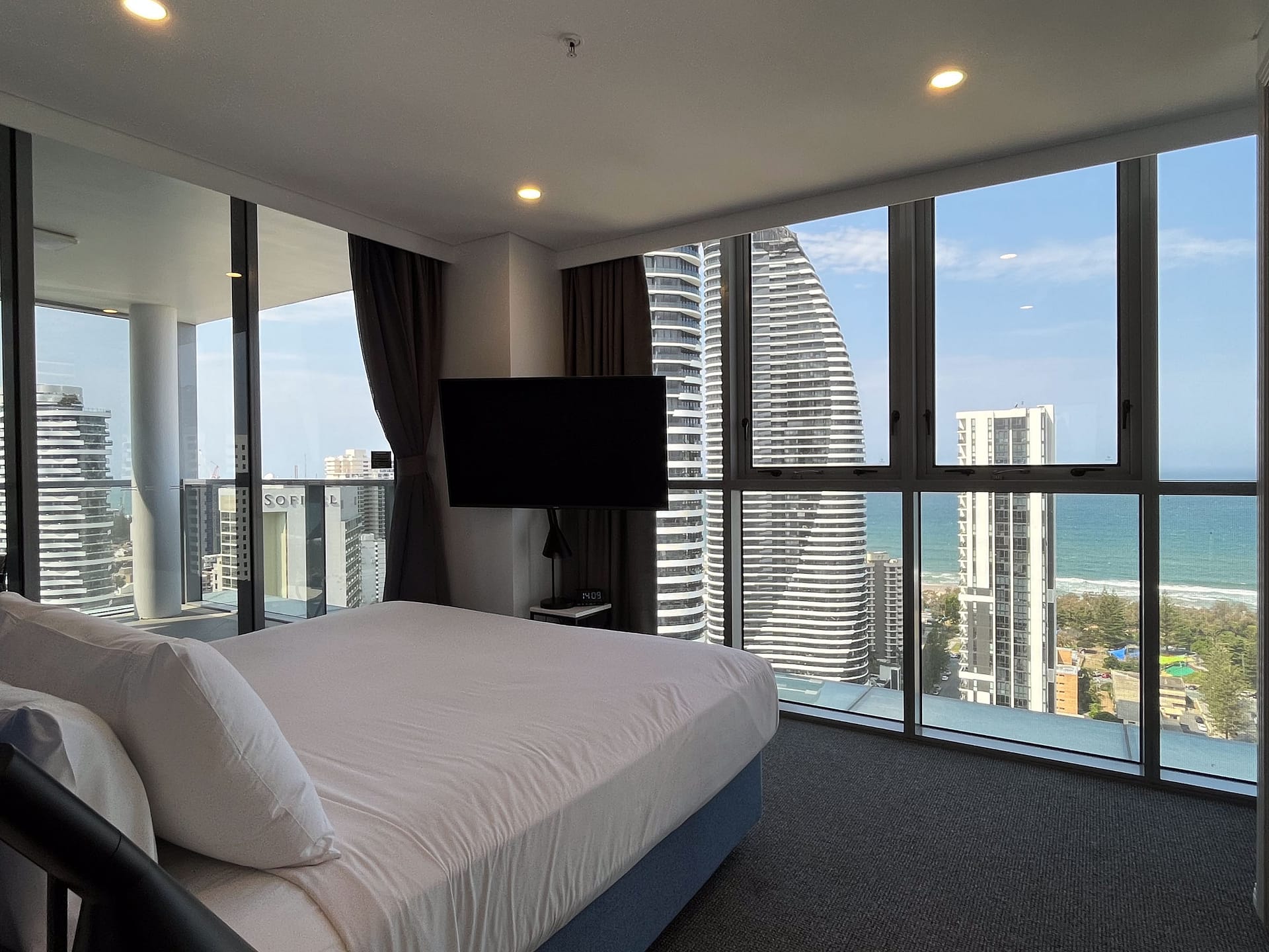 Luxury hotel suite in Broadbeach – Meriton Suites by OnLoop Studio