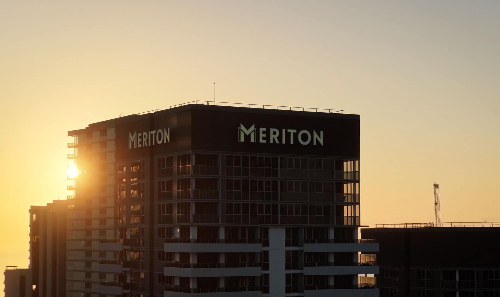 Luxury hotel suite in Broadbeach – Meriton Suites by OnLoop Studio